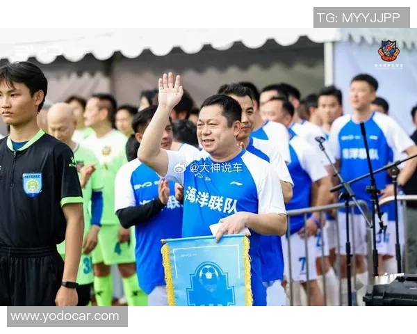 超级足球明星化身普通路人街头挑战引发热议与欢笑